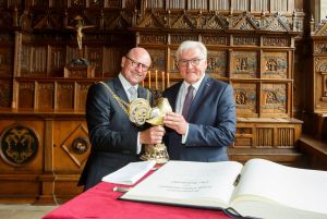 Bundespräsident Steinmeier (re.) mit Oberbürgermeister Lewe im Friedenssaal beim Trunk aus dem Goldenen Hahn. (Foto: Presseamt Münster / MünsterView)