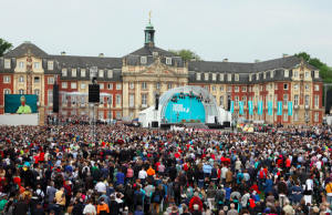 25.000 Teilnehmer kamen zum Katholikentags-Gottesdienst zum Schloss. (Foto: Benedikt Plesker)