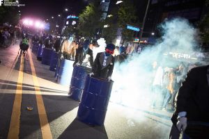 Die französische Gruppe Générik Vapeur wird für ihre Performance "Bivouac" beim Kulturfestival "Flurstücke" 102 Blechfässer durch die Stadt bewegen (Foto: © ACC Gwangju Fringe Festival) 