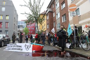 Aktivisten von Extinction Rebellion und Animal Rebellion demonstrierten vor der Westfleisch-Zentrale in Münster mit 1.000 Liter Kunstblut. (Foto: Extinction Rebellion)