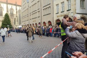 Mit nur sechs Blockern wurde für einen Tatort-Dreh zur Weihnachtszeit der komplette Prinzipalmarkt gesperrt. (Foto: Bonenkamp)