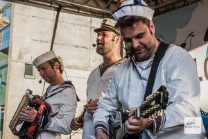 Die Blosewinds live (v.l.): Marcel Langenohl, Guido Kolk und Detlef Sult bei einem Auftritt auf dem Hafenfest. (Archivbild: Stephan Günther)