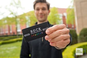 Freddy Bock mit dem Regenbogen-Patch, mit dem der Kunde spenden kann (Foto: Bührke)