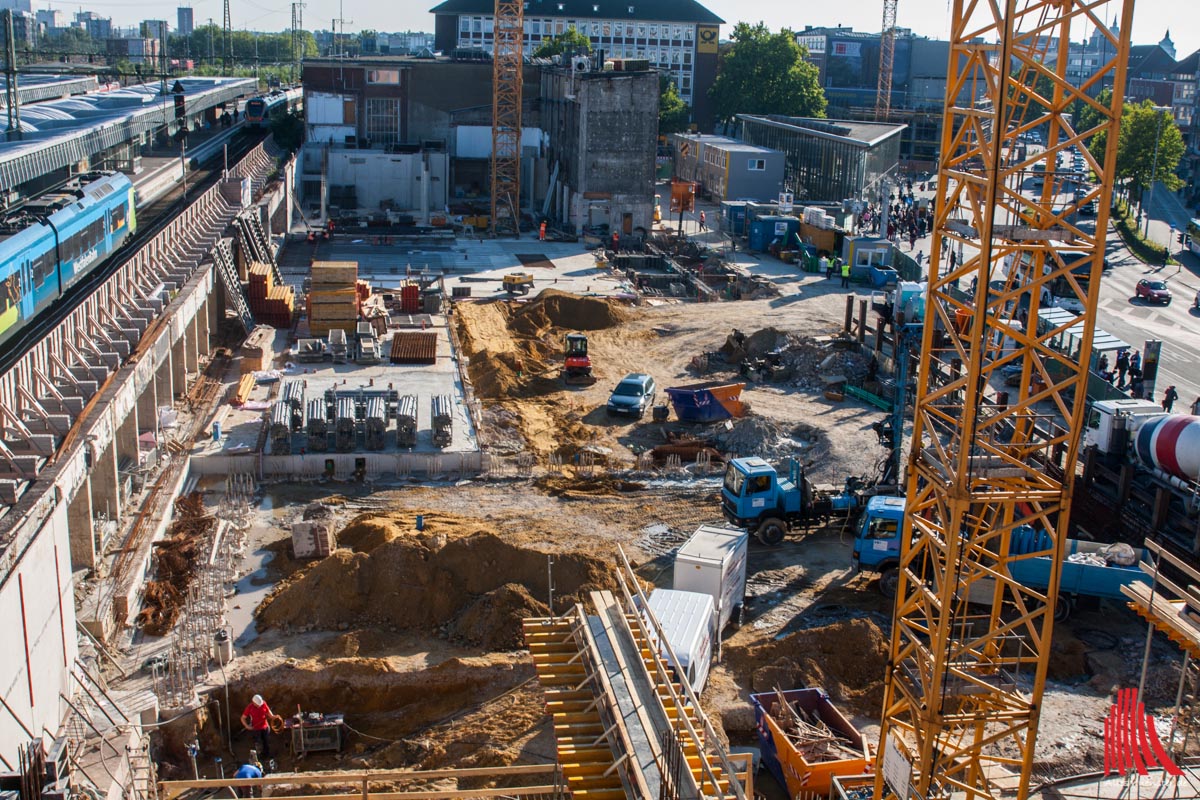 Mit zahlreichen Bohrungen wurden in den vergangenen Wochen Betonstücke freigelegt. (Foto: sg)