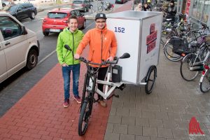 Björn Paulus (l.) und Patrick Melcher wollen mit ihrem Paketdienst "BoxFox" die Wohngebiete entlasten und pünktlich liefern. (Foto: Michael Bührke)