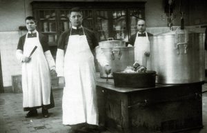 Brüder in der Küche um 1920. (Foto: Archiv-Bild Alexianer)