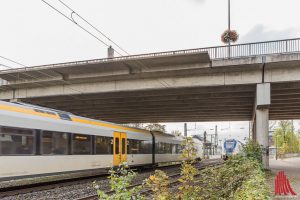 Um dieses Teilstück der Brücke über die Bahnlinie geht es offenbar. (Foto: Carsten Pöhler)