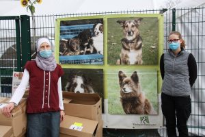 Jawairiyah Zinnecker von der Stadtbücherei (l.) übergibt die Buchspenden der Stadtbücherei an Christin Hüffer, Mitarbeiterin des Tierheims. (Foto: Tierheim Münster)