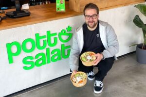 "Pottsalat"-Mitgründer und Geschäftsführer Ben Küstner mit der "Bunt-ist-besser-Bowl". (Foto: Pottsalat)