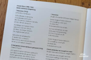 Das Booklet enthält unter anderem die Liedtexte sowohl in deutscher als auch in englischer Sprache sowie weitere Informationen zu jedem einzelnen Stück. (Foto: Vera Dörenkämper)