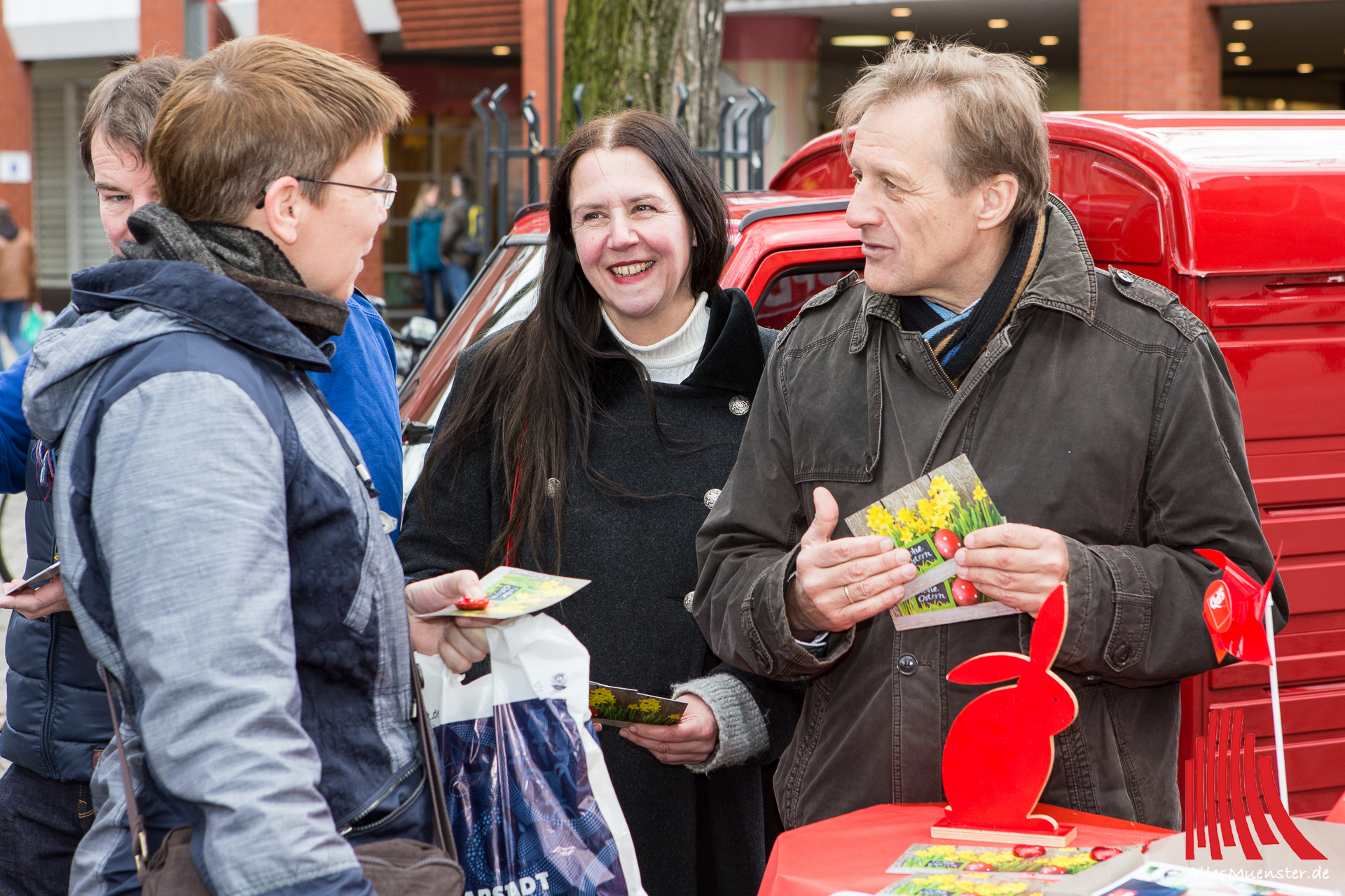 Bürger im Gespräch mit Jochen Köhnke (re.), SPD-Kandidat zur Oberbürgermeisterwahl. Foto: (ml)