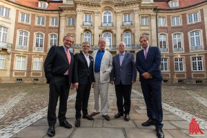 Preisträger Kasper König (Mitte) umringt von den Laudatoren Tobias Viehoff und Klaus Bußmann sowie den Stiftern der Putte, Matthias Lückertz und Andreas Freisfeld. (Foto: ml)