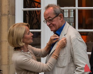 Ein kurzer feierlicher Moment: Madeleine Freisfeld steckt Kasper König die Goldene Putte ans Revers. (Foto: ml)