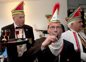 Jürgen Felmet, Vorsitzender des Tanzsportvereins der KG Die Schlossgeister, trank zur Taufe das berühmte Coerder "Mückenblut". (Foto: Linke)