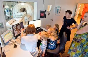 Im neuen Zentrum für Radiologie: Der Patient ist in diesem Fall eine Ananas, deren innere Strukturen vom Computertomographen dargestellt werden. (Foto: Alexianer)