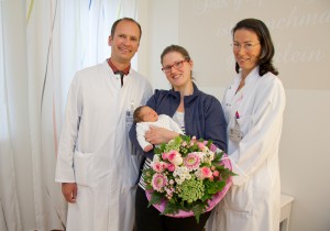Dr. Rüdiger Langenberg (l.) und Kerstin Kaste (r.) vom Clemenshospital gratulieren Anett Mühlbach zur Geburt ihrer Tochter Clara Helene. (Foto: Clemenshospital)