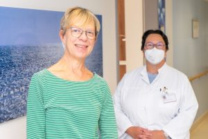 Elvira Goerigk (l.) ist froh, dass Prof. Dr. Uta Schick (r.) sie von einem Tumor und dadurch von ihrem Schwindel befreit hat.