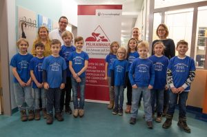 Schülerinnen und Schüler der Gottfried-von-Cappenberg-Grundschule übergaben in Begleitung von Melle Ludwig (5.v.r.) und Sigrun Schembecker (3.v.l.) die Spende an Vertreter des Clemenshospitals. (Foto: Pressefoto)