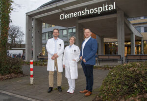 Geschäftsführer Maik Büscher (r.) begrüßt Prof. Dr. Manuel Wenk (l.) und Prof. Dr. Pia Lebiedz (m.) als neuen Chefarzt und neue Chefärztin am Clemenshospital. (Foto: Bührke)