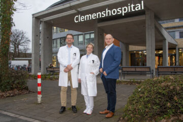 Geschäftsführer Maik Büscher (r.) begrüßt Prof. Dr. Manuel Wenk (l.) und Prof. Dr. Pia Lebiedz (m.) als neuen Chefarzt und neue Chefärztin am Clemenshospital. (Foto: Bührke)