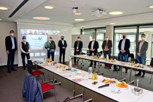 Sitzung des Beirates und Vorstands der Gesundheitsregion EUREGIO beim Neumitglied Alexianer Misericordia im Clemenshospital in Münster: Regionalgeschäftsführer Hartmut Hagmann, Vereinsvorsitzender Dr. Arno Schumacher, Prof. Dr. Hugo Van Aken, Geschäftsführer Thomas Nerlinger, UKM-Direktor Prof. Dr. Alex W. Friedrich und die Vorstandsmitglieder Abed Daka, Prof. Dr. Philipp von Landenberg, Thomas Weber und Dr. Christian Goebel. (v.l.n.r.; Foto: Michael Bührke)