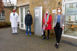 Chefarzt Dr. Otfried Debus (l.) und Sabrina Schulz vom Fundraising freuen sich über die Spende der Erna-de-Vries-Realschule, die nach dem Sponsorenlauf von Lene Hülsmann (2.v.r.) und Sean Opoku Boateng (2.v.l.) übergeben wurde. (Foto: Clemenshospital)