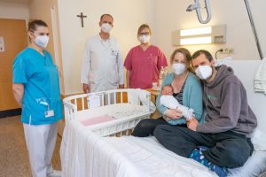 Arne (r.) und Vera Osthues (2.v.r.) genießen mit Sohn Florian die Tage nach der Geburt. Julia Pupp, Dr. Rüdiger Langenberg und Ann-Kathrin Everwin (v.l.) freuen sich mit den jungen Eltern. (Foto: Clemenshospital)