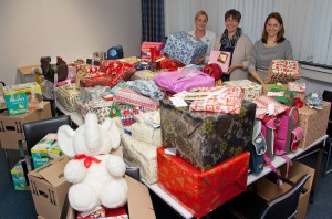 Überwältigt von der Menge an Geschenken waren (v. l.) Andrea Frye, Reinhild Everding und Sonja Buske vom Clemenshospital. (Foto: Pressebild)