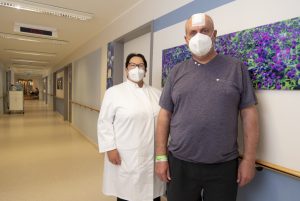 Vasyl Sushko kann dank der Operation am Gehirn durch Prof. Dr. Uta Schick wieder ohne Probleme stehen und gehen. Auch sein Sehvermögen und das Kurzzeitgedächtnis sind zurückgekehrt. (Foto: Clemenshospital)