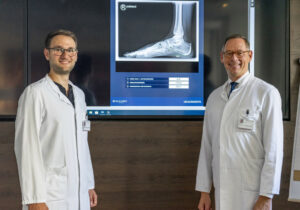 Oberarzt Dr. Markus von Wardenburg (li.) und Prof. Dr. Johannes Wessling (re.) vor einer Röntgenaufnahme, die von der KI überprüft wurde. (Foto: Michael Bührke / Alexianer Misericordia)