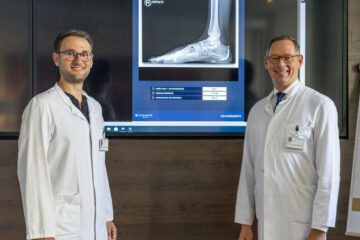 Oberarzt Dr. Markus von Wardenburg (li.) und Prof. Dr. Johannes Wessling (re.) vor einer Röntgenaufnahme, die von der KI überprüft wurde. (Foto: Michael Bührke / Alexianer Misericordia)