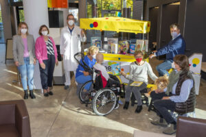 Die „LeseLeeze“ zu Besuch im Clemenshospital (v.l.): Sabrina Schulz (Fundraising), Katrin Florian (Stiftung „Bürger für Münster“), Priv.-Doz. Dr. Otfried Debus (Chefarzt), Karin Wrede (Heilpädagogin), Maria Pleus, Theodor Ganz und Lisa Bogatzki vom ehrenamtlichen LeseLeezen-Team. (Foto: Clemenshospital) 