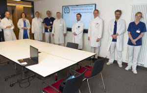 Zahlreiche Expertinnen und Experten haben sich zur Gründung des Mesotheliom-Zentrums im Clemenshospital versammelt. (Foto: Alexianer)