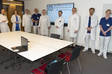 Zahlreiche Expertinnen und Experten haben sich zur Gründung des Mesotheliom-Zentrums im Clemenshospital versammelt. (Foto: Alexianer)