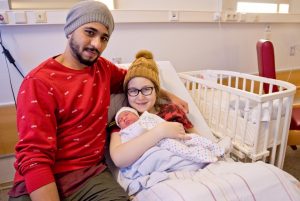 Ahmed Al-Talabanee und Lisa-Marie Teine freuen sich über die glückliche Geburt ihrer Tochter Leyla um 1.01 Uhr am Neujahrsmorgen. (Foto: Clemenshospital / Michael Bührke)