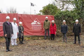 Spendenübergabe auf dem zukünftigen Bauplatz des Pelikanhauses (v.l.): Dirk Hülsbusch (Leitung Einkauf, Brillux), Dr. Otfried Debus (Chefarzt Klinik für Kinder- und Jugendmedizin, Clemenshospital), Sigrun Schembecker (Mitarbeiterin Clemenshospital), Hartmut Hagmann (Regionalgeschäftsführer, Alexianer Misericordia), Dr. Martina Klein (Leitung Fundraising, Alexianer), Judith Leßmann (Presse- und Öffentlichkeitsarbeit, Brillux) und Andreas Barthold (Hauptgeschäftsführer, Alexianer)