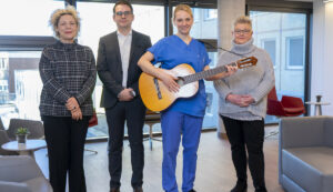 Dr. Martina Klein vom Fundraising (l.) und Verena Lodde von der Musiktherapie (2.v.r.) freuen sich über die Spende der Firma Diagonal, die von Dominik Fischer (2.v.l.) und Susanne D’Alessandro (r.) übergeben wurde. (Foto: Clemenshospital)