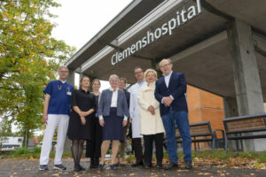 Während der Übergabe der Spende durch die Schober-Stiftung (v.l.): Dr. Georg Hülskamp (Chefarzt), Eugenia Bozer, Sabrina Schulz (Fundraising), Dr. Anna Schober (Vorstand Schober-Stiftung), Anne Hüffer (Kuratorium Schober-Stiftung), Dr. Otfried Debus (Chefarzt), Dr. Martina Klein (Fundraising) und Prof. Dr. Peter Witte (Vorstand Schober-Stiftung). (Foto: Clemenshospital)