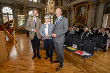 Während der Gedenkfeier im Erbdrostenhof (v.l.): Benedikt Graf Droste zu Vischering Erbdroste, Schwester Gisela Maria Manders und Dr. Georg Lunemann. (Foto: Clemensschwestern)