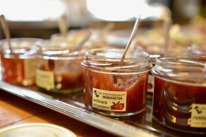 Um die 80 bis 90 Marmeladensorten hat Angela von Goltz parat, eine Auswahl davon stellte sie beim Unternehmerinnenfrühstück vor. (Foto: Cornelia Höchstetter)