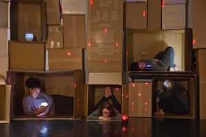 Das Setting der interkulturellen Tanztheaterproduktion "MIT SICHERHEIT" mutet an wie eine Lagerhalle voller Verpackungsmaterial. (Foto: Ralf Emmerich)