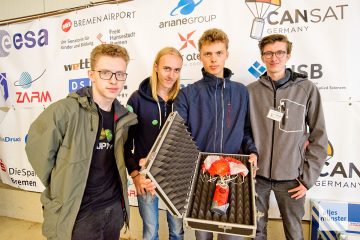 Das Team "CamSat" (v.l.): Ruben Förster, Pepe Berges, Luca Sapion und Marvin Langenberger mit ihrem Satelliten nach dem erfolgreichen Flug (Foto: Bührke)