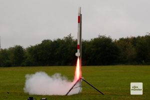 Fauchend hebt die Rakete mit ihrer sensiblen Fracht von der Startrampe ab (Foto: Bührke)