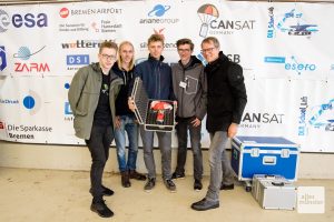 Ruben Förster, Pepe Berges, Luca Sapion, Marvin Langenberger und ihr Lehrer Dirk Weischer mit dem erfolgreich geborgenen CamSat (Foto: Bührke)