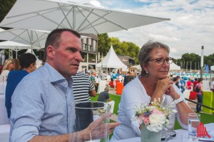 Thomas Langer (Sparda Bank) und Gertrud Wietholt (Kinderneurologie-Hilfe e.V.) freuen sich über die gute Resonanz beim Charity Golfen am Aasee. (Foto: sg)