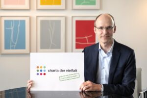 Der LVM-Vorstandsvorsitzende Dr. Mathias Kleuker freut sich über die Unterzeichnung der Charta der Vielfalt. (Foto: LVM / Ute Friederike Schernau)