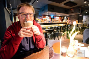 Jens Heinrich Claasen ist nicht alles latte, bis auf dieses Heißgetränk (Foto: Michael Bührke)