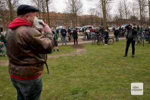 Carsten Peters vom Bündnis "Keinen Meter den Nazis" spricht zu den Gegendemonstranten (Foto: Bührke)