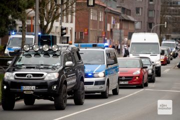 Der Autokorso wurde von Polizeikräften begleitet (Foto: Bührke)