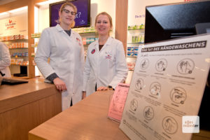 Babette Podlinski (l.) und Corinna Ruhland (r.) von der Hohenzollern Apotheke in Münster. Auch dort ist das Coronavirus ein großes Thema. (Foto: Michael Bührke)